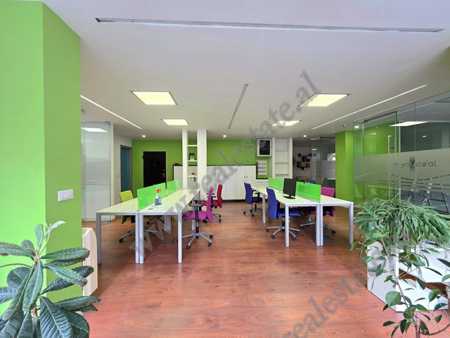 Ambient zyre per qera prane Bulevardit Zogu I ne Tirane